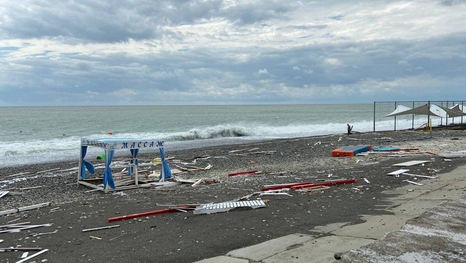 Пляжи смыло мощным ливнем, в Анапе и Сочи запретили купаться в море.