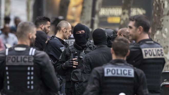 Нападение в пригороде Парижа: жертвами исламиста стали его мать и сестра
