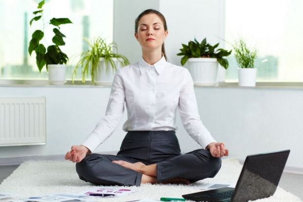 Yoga la birou, pe durata unei ţigări şi a unei cafele