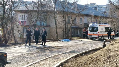 Din imagini, se observă că maşina a fost distrusă ajungând printre copacii de la marginea străzii.