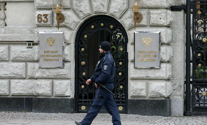 Германия вышлет двух дипломатов России.