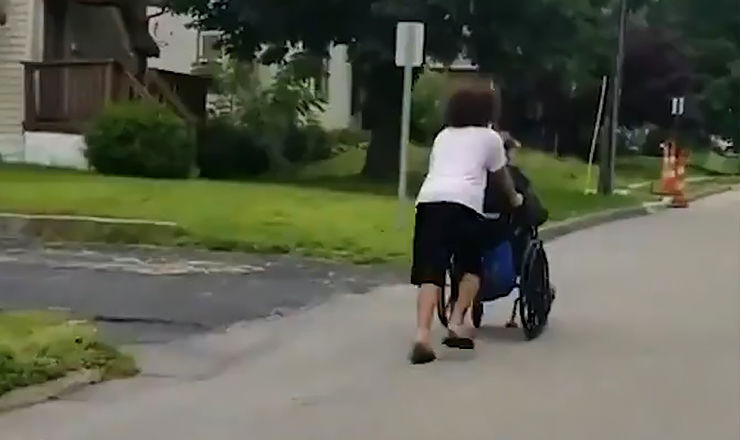 В Сети появилось видео, где школьник из Миссури толкает инвалидную коляску, в которой сидит человек. 
