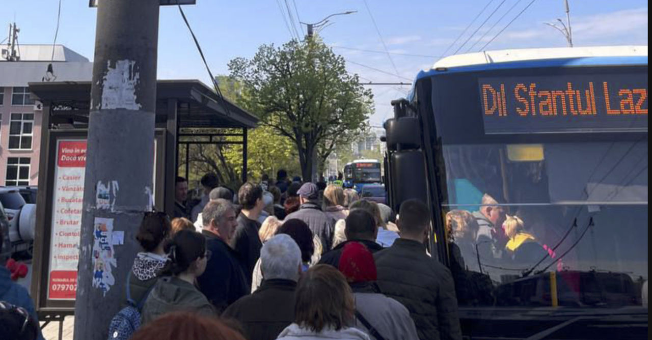 В Кишиневе штурмовали общественный транспорт, чтобы попасть на кладбище