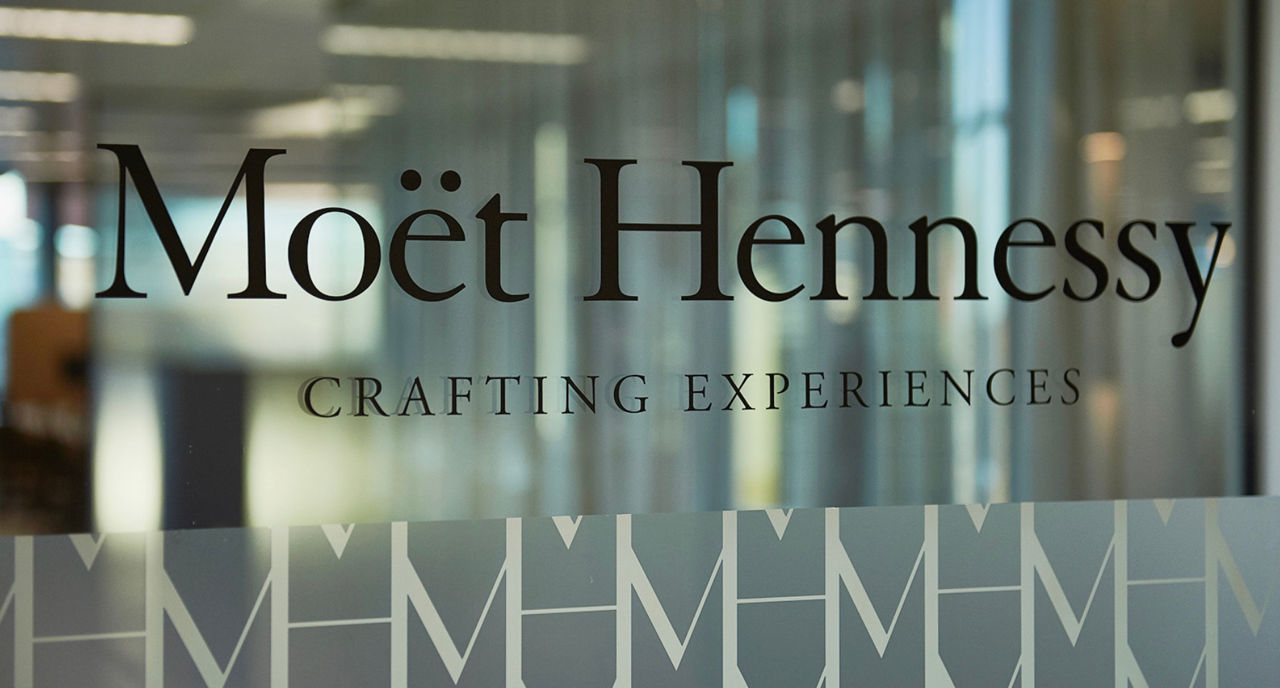 Foștii angajați ai Moet Hennessy au acuzat compania de hărțuire și intimidare la locul de muncă.