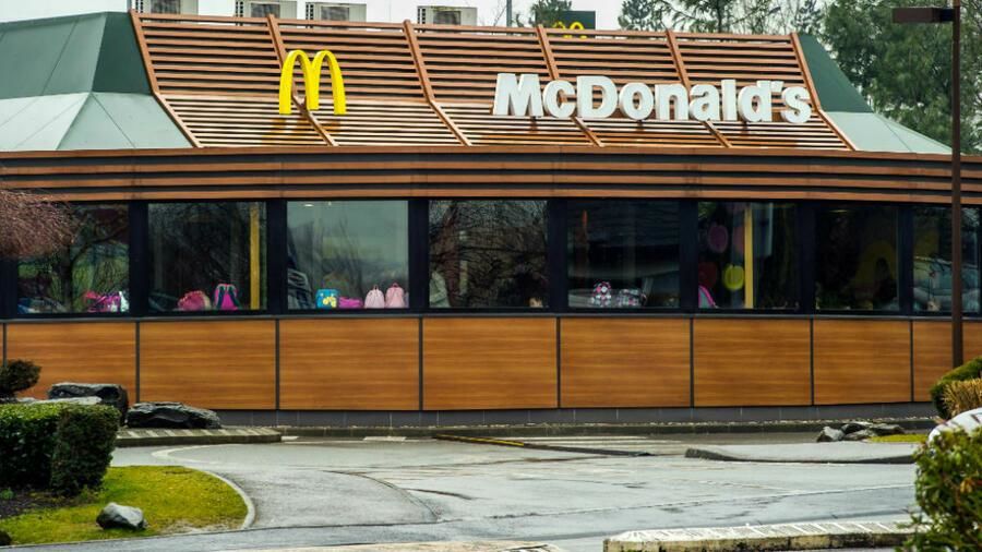 McDonald's стал продавать воду из-под крана в бумажных стаканчиках.