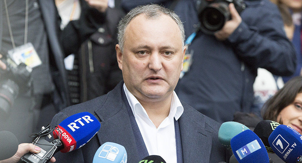 Potrivit Constituției Republicii Moldova, candidatul a cărui alegere a fost validată depune jurământul în faţa Parlamentului şi a Curţii Constituţionale, cel târziu la 45 de zile după alegeri.