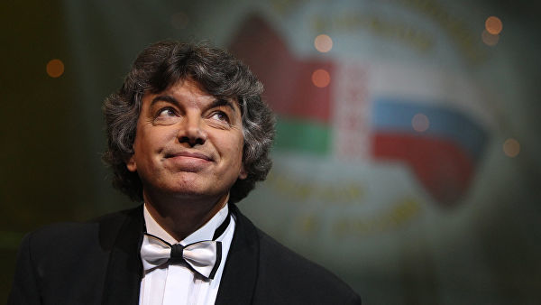 Широкому зрителю Захаров известен по хитам: "Три белых коня", "Татьянин день", "Отцвели хризантемы", "Московские окна", "Очи черные".