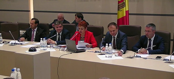 Участие в дебатах приняли депутаты, члены Центризбиркома, представители непарламентских партий и гражданского общества.