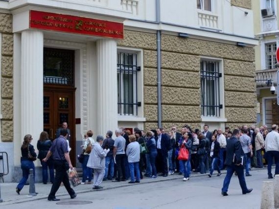 Guvernul de la Sofia se afla fata in fata cu cea mai grava retragere de lichiditati din banci din ultimii 17 ani.