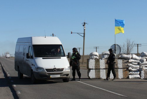 В салоне авто обнаружили 83 тысяч рублей, 10 тысяч долларов и 420 тысяч гривен.