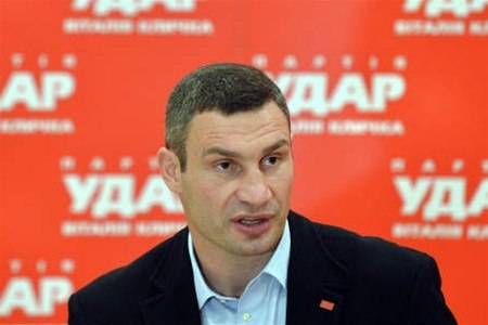 Отвечая на вопрос, Виталий Кличко сказал: "На сегодняшний день распространяется много провокаций. Комментировать провокации нет никакого смысла".