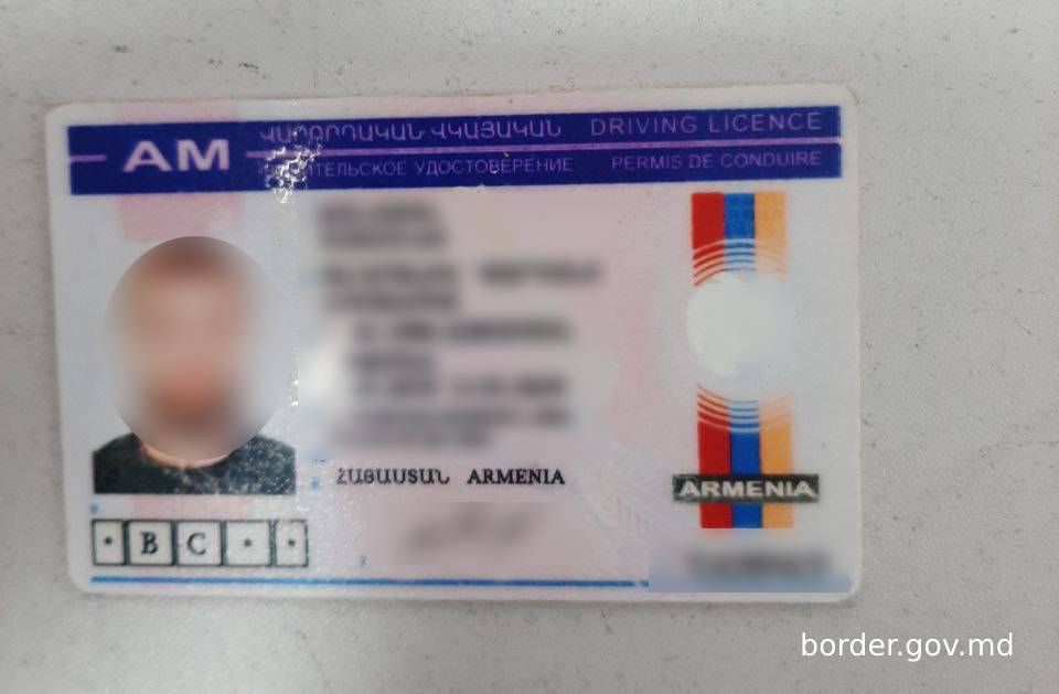 Пограничники обнаружили у гражданина Армении поддельные права.
