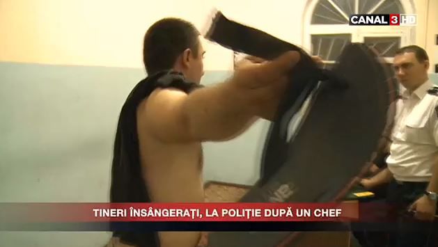 Bărbatul reţinut așa și nu s-a liniștit. Mai mult, a dat vina pe poliţişti precum că i-ar fi rupt încălţămintea şi centura.