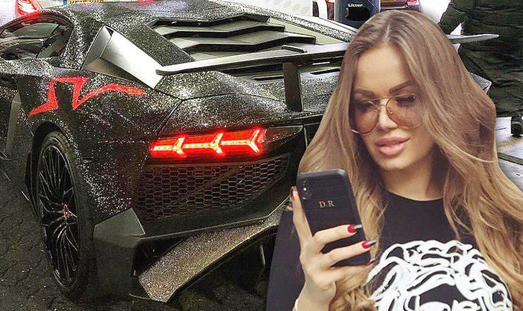 Уроженка Молдовы поразила жителей Лондона "стразовым" Lamborghini.
