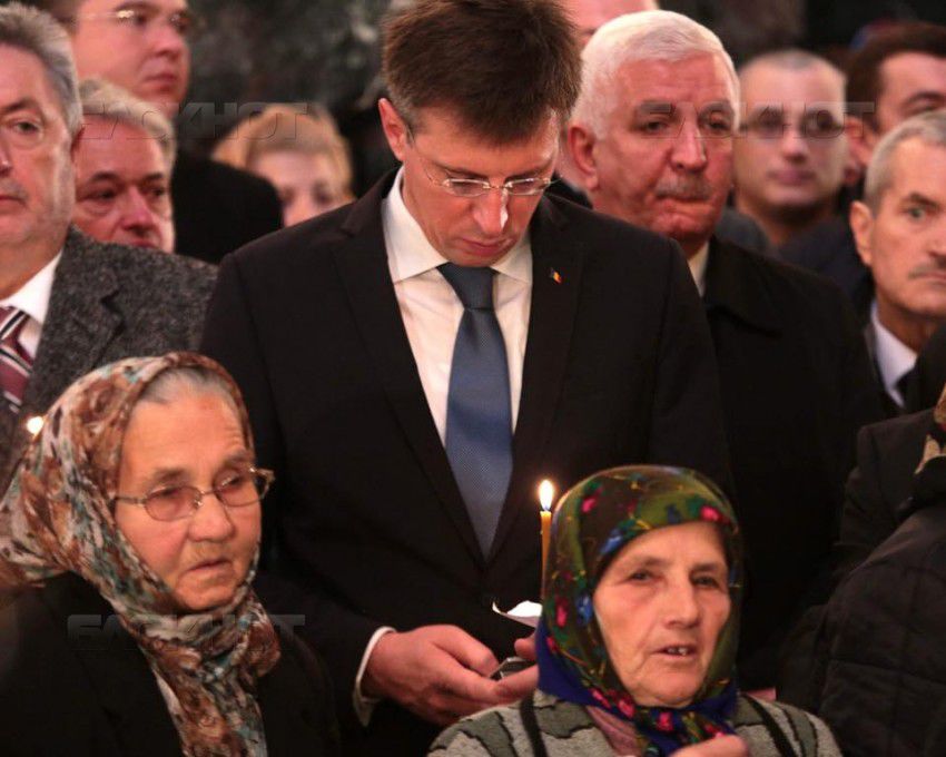 Киртоакэ: "До чего дошли - даже в церкви шпионят за другими."