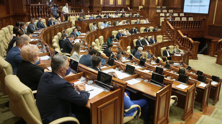 Парламент созывается на первое заседание очередной осенней сессии.