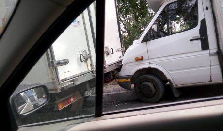 Accident în lanţ pe strada Munceşti cu implicarea a cinci maşini. Foto: Facebook