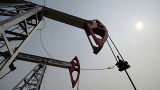 Prețul scăzut al petrolului lovește dur asupra Rusiei. Foto: mbc.md