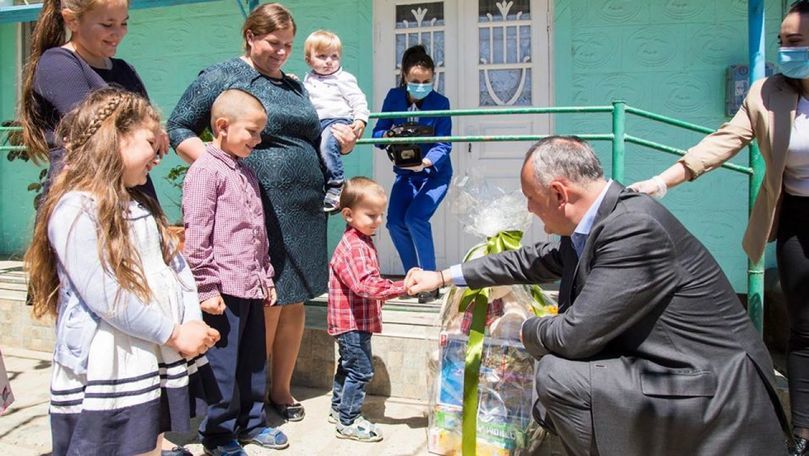 Додона много раз критиковали за то, что он не надевал маски на мероприятиях.