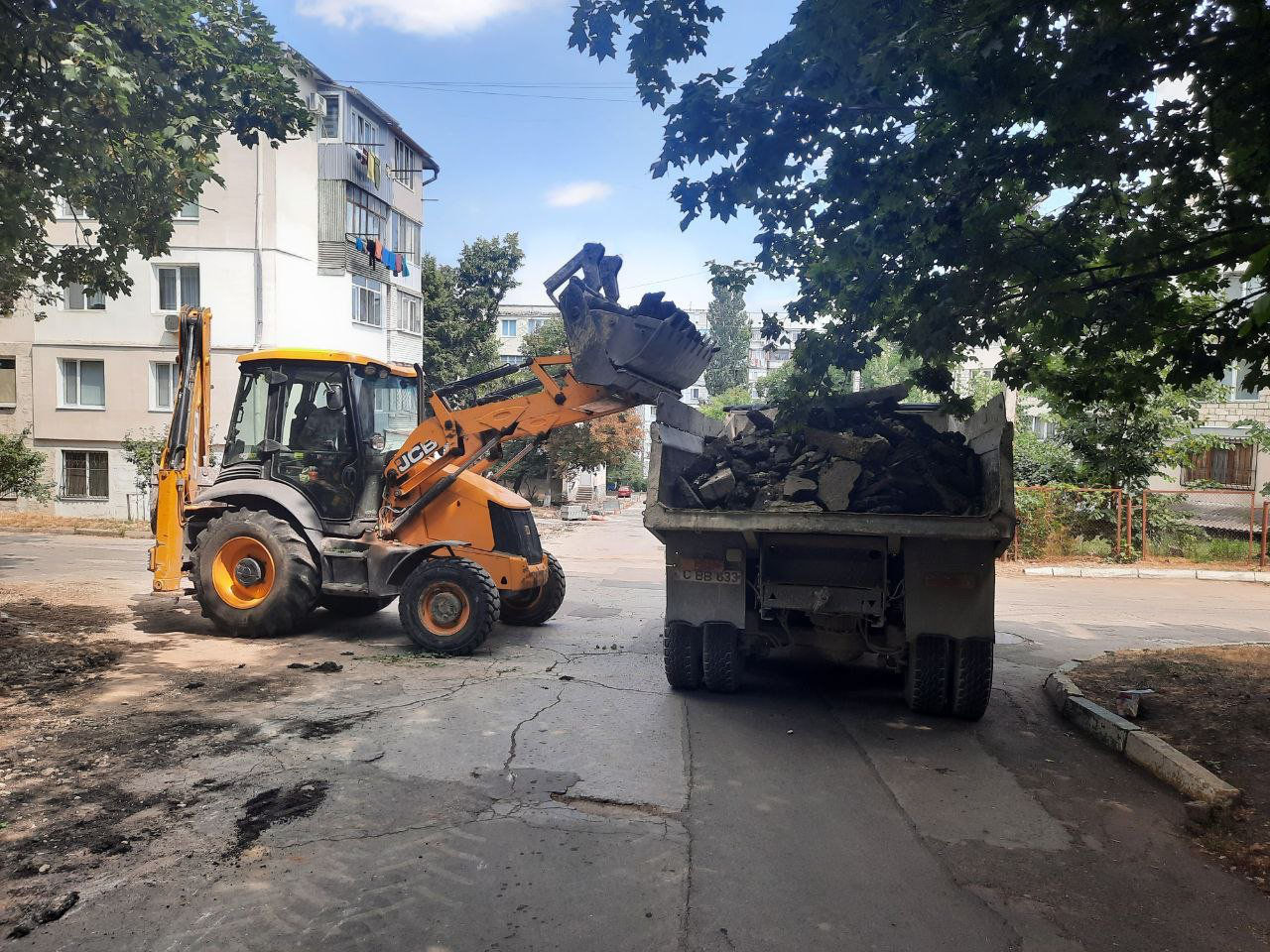 Начался ремонт тротуара возле лицея им. Михаила Ломоносова