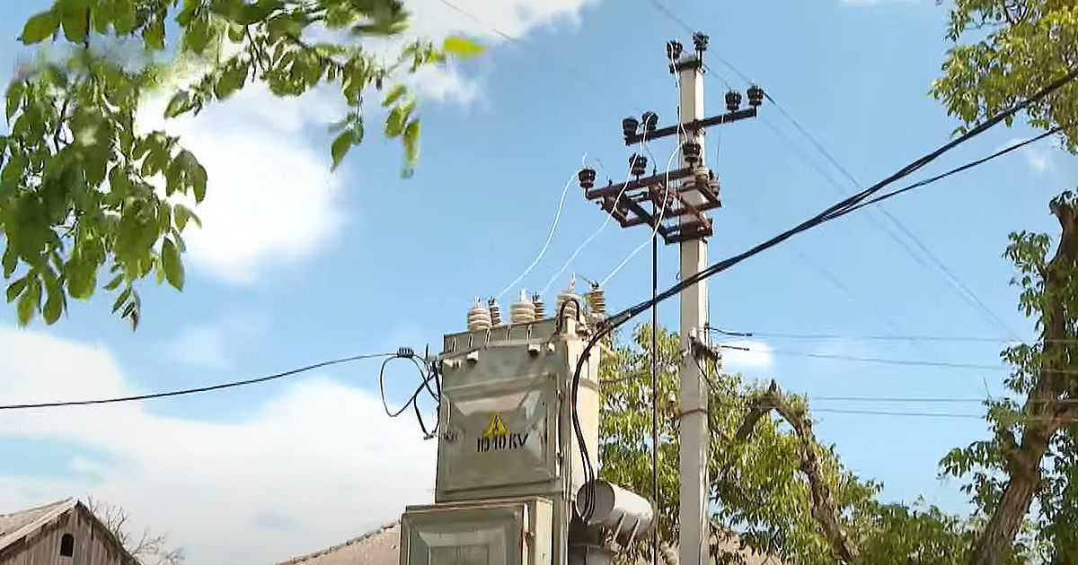Locuitorii din Hârtop rămân deseori fără energie electrică din cauza unui transformator vechi.