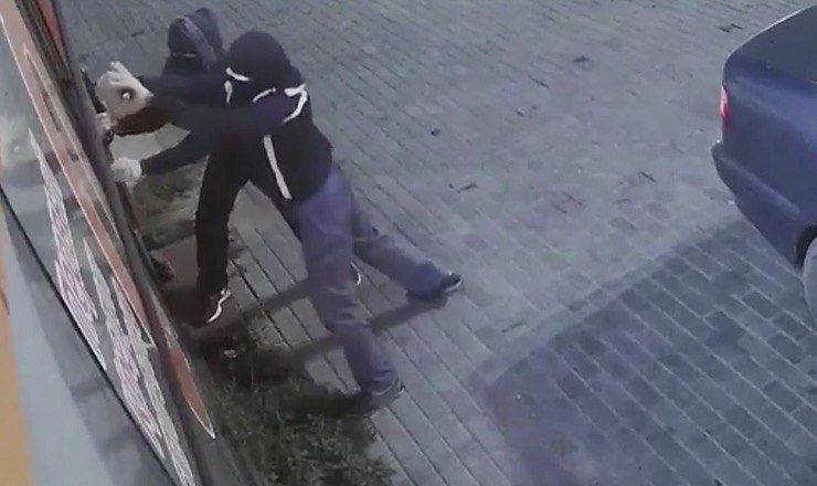 Опознаны мужчины, укравшие деньги из сейфа кредитной компании.