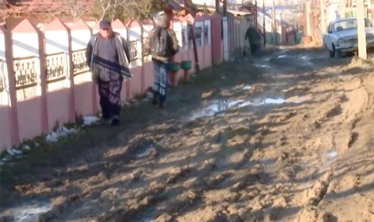 В городе Дурлешты из-за ремонта водопровода пришла в негодность дорога.