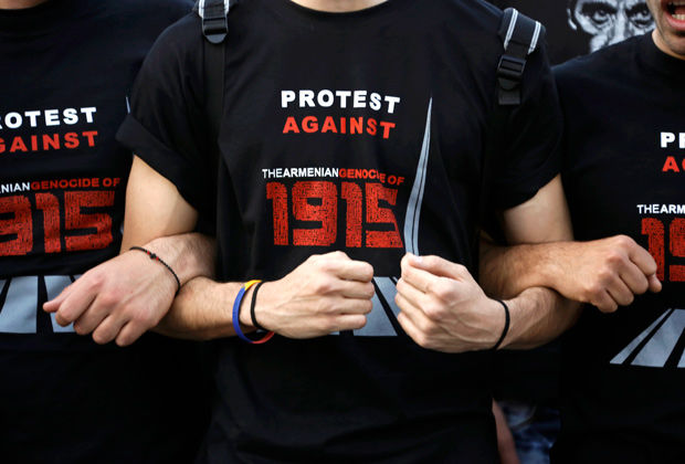 Антитурецкие выступления в годовщину геноцида армян перед посольством Турции в Афинах, апрель 2013 года.