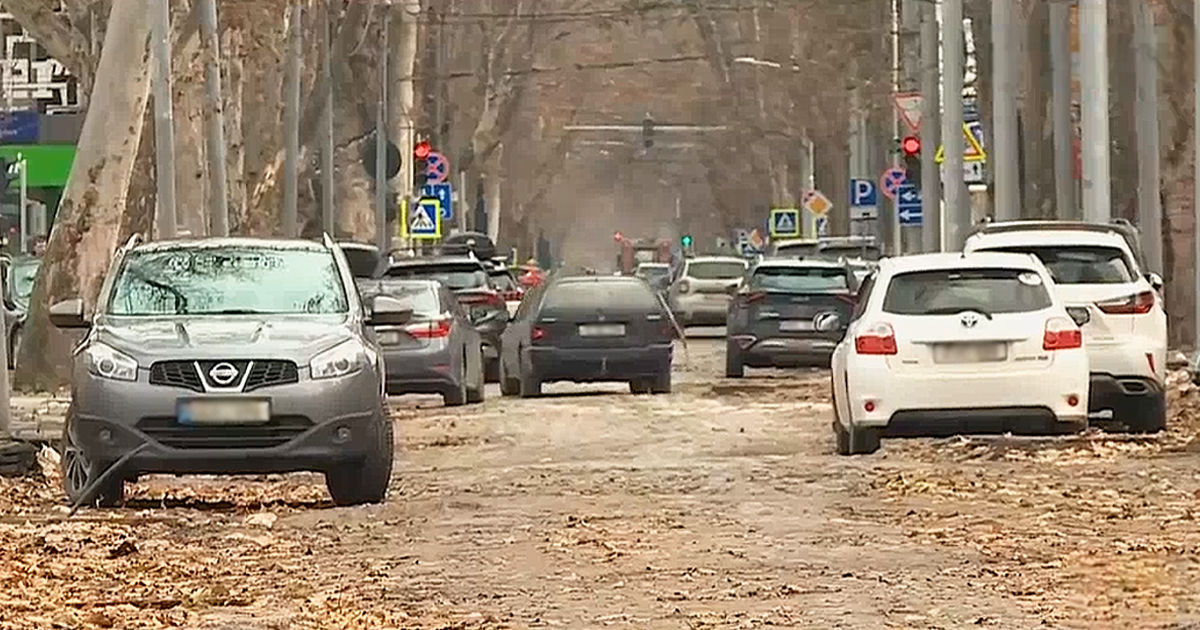 В Кишиневе на участке улицы со старинной брусчаткой паркуют автомобили.