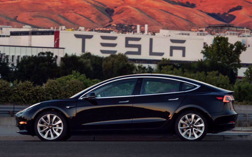 Tesla a produs primul exemplar Model 3. 