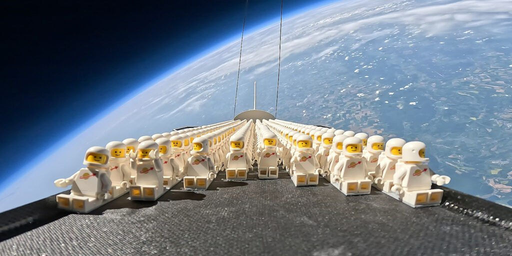 Lego отправила в стратосферу 1000 «легонавтов».