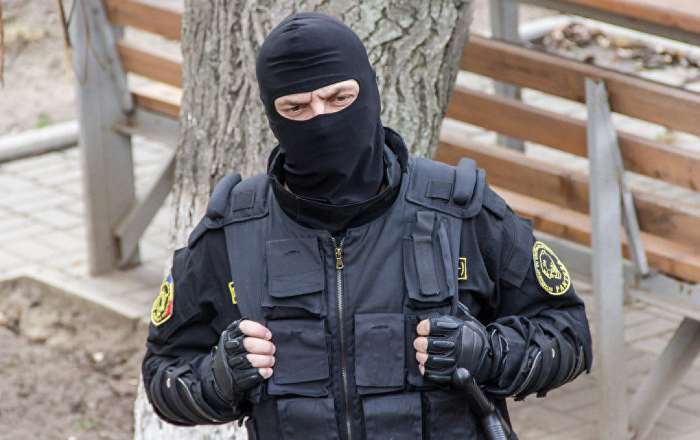 Un poliţist de la Fulger şi un civil, trimişi în judecată pentru trafic de influenţă