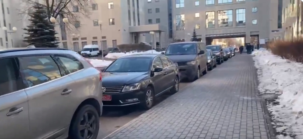 Дипломаты 14 стран приехали на суд по Навальному.
