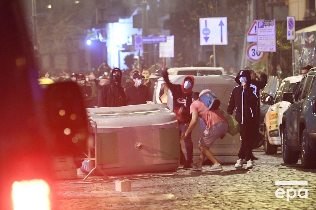 Протестующие в Неаполе забросали полицию петардами.