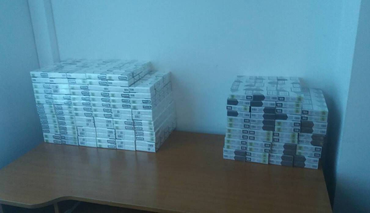 13.000 de ţigarete, depistate de vameşii de la Aeroportul Internaţional Chişinău în valiza unui moldovean.