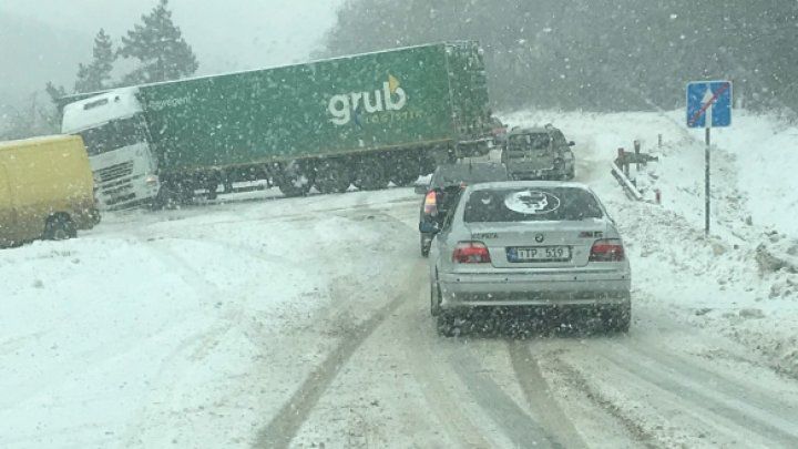 Un camion a derapat și a rămas blocat în mijlocul drumului.