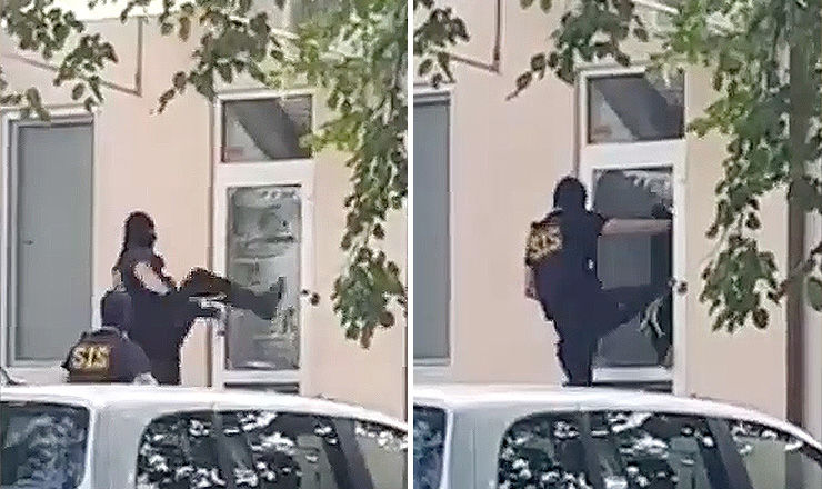 Чтобы провести обыск, сотрудники СИБа взломали дверь здания.