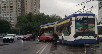 На улице Каля Ешилор произошла авария с участием троллейбуса.