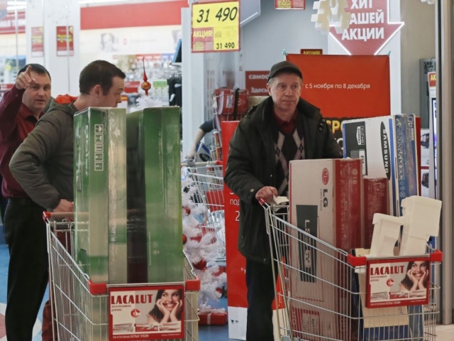 Vineri, o serie de ghisee de schimb valutar erau inchise iar pentru retragerea de bani de la banci se statea la coada si cate doua ore.