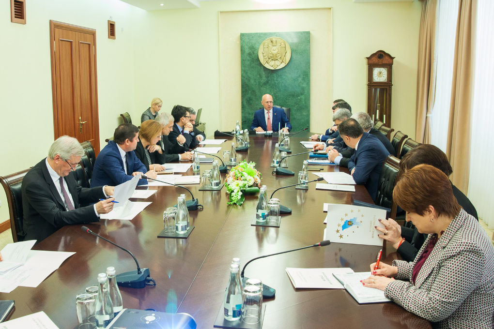 Правительство запросило КСМ высказаться об обстоятельствах введения временного исполнения обязанностей президента РМ. Фото: realitatea.md. 