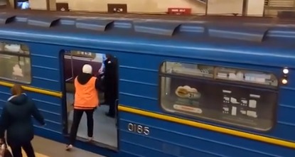  Мужчину все же удалось задержать и передать медикам.