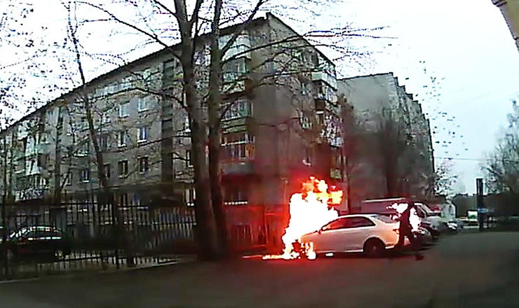 Infractor ghinionist: A luat foc după ce a incendiat o mașină