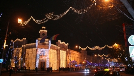 Totodată, Pomul de Crăciun din centrul capitalei va fi inaugurat la 1 decembrie, la fel ca și iluminatul de sărbătoare în întreg orașul.
