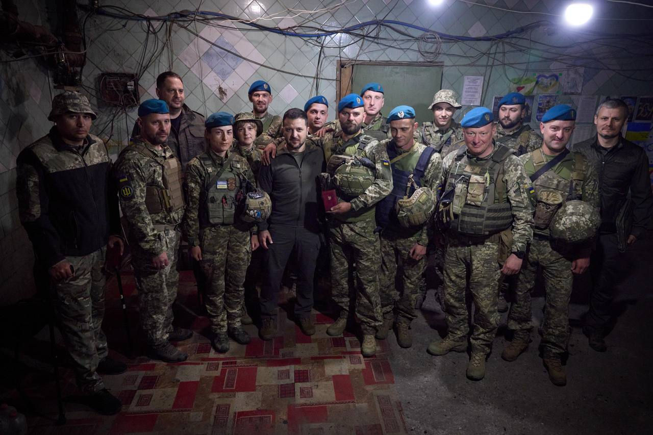Президент Украины также вручил награды морским пехотинцам.