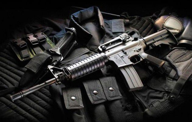 Grupuri de pe Facebook, adevărate „bazaruri de arme” pentru teroriști. Foto: Agerpres