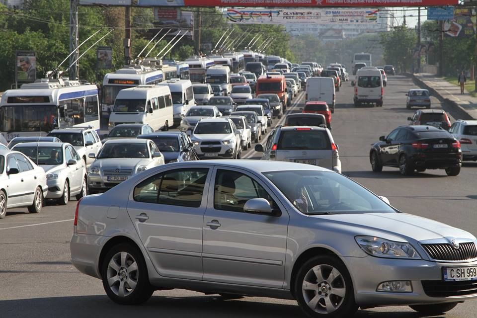 Pe zeci de străzi din Chișinău se va circula azi cu dificultate în legătură cu reparațiile de pe carosabil. Foto: jurnal.md