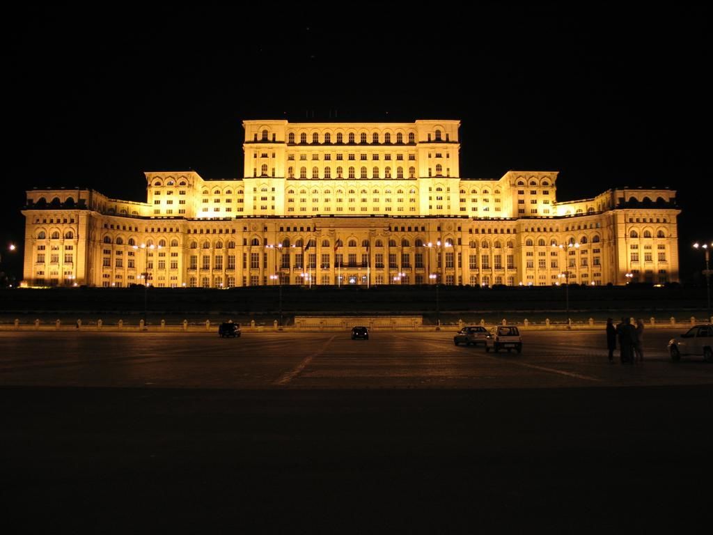Studenţii basarabeni au posibilitatea să viziteze Parlamentul României. 