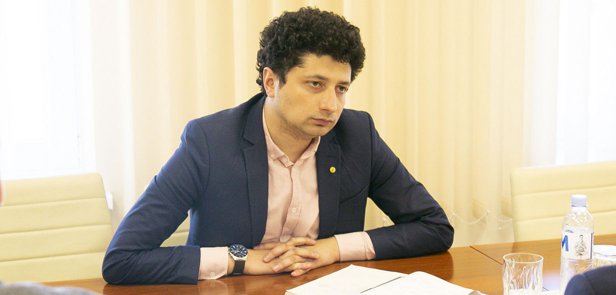 Депутат PAS Раду Мариан.