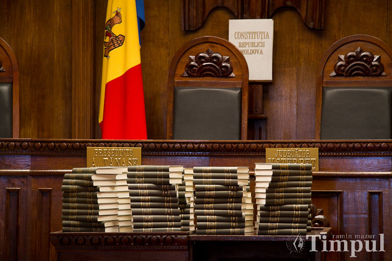 Судьи Конституционного суда ушли в отставку.