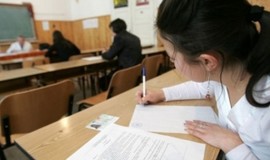 Patru sute de absolvenţi de liceu susţin astăzi ultimul examen de bacalaureat.